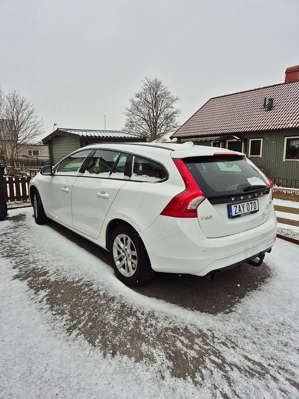 Begagnad 2018 Volvo V60 Kombi | 145 000 kr - Bild 1/4