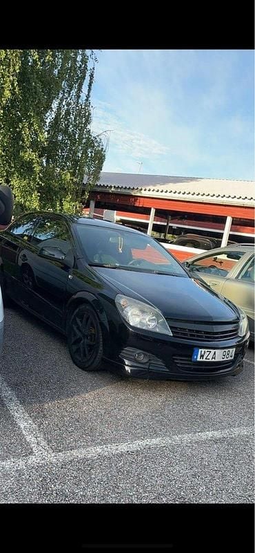 Svart Begagnad 2005 Opel Astra GTC Halvkombi | 30 000 kr - Bild 1/3
