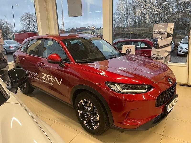 Mörkröd Begagnad 2024 Honda ZR-V Elegance SUV | 368 800 kr (Marknadspris) - Bild 1/4