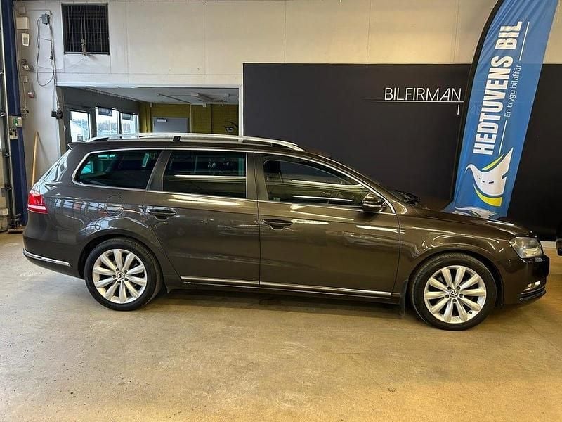 Mörkbrun Begagnad 2011 VW Passat Sportline Kombi | 88 000 kr (Marknadspris) - Bild 1/4
