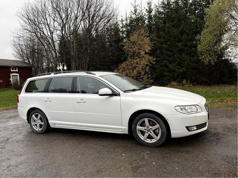 Vit Begagnad 2015 Volvo V70 Momentum Kombi | 94 000 kr (Bra pris) - Bild 1/1