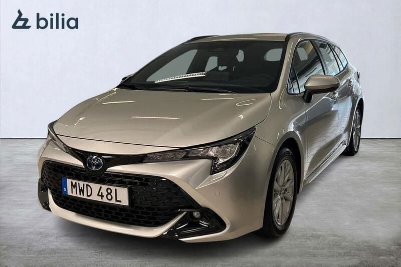 Silver Begagnad 2024 Toyota Corolla Active Kombi | 309 900 kr (Marknadspris) - Bild 1/4