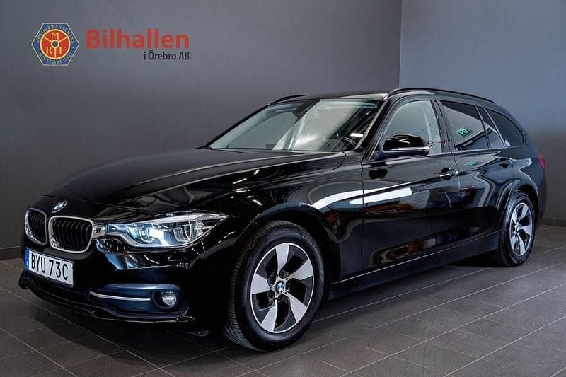 Svart Begagnad 2019 BMW 320 Sport Line Kombi | 184 900 kr (Superpris) - Bild 1/4