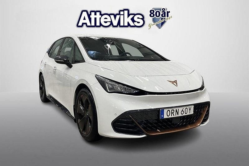 Vit Begagnad 2023 Cupra Born e-Boost Halvkombi | 339 500 kr (Lite dyr) - Bild 1/4
