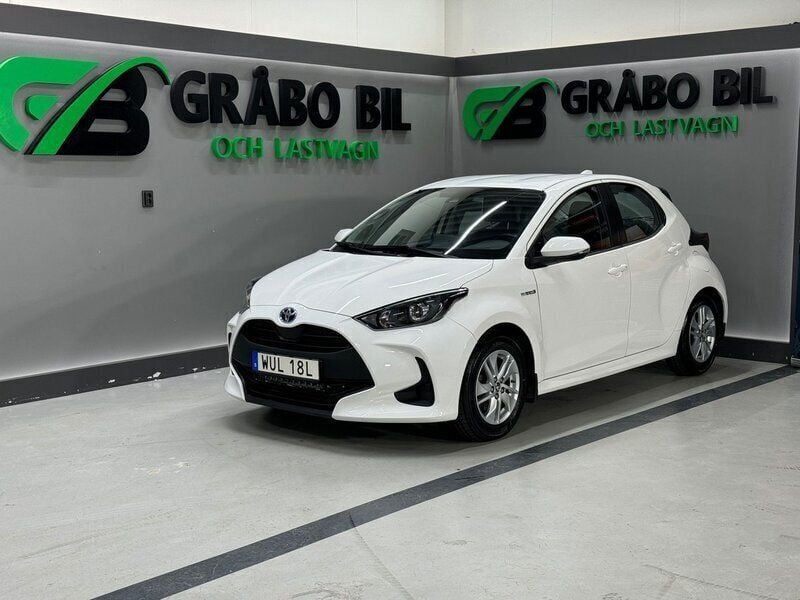 Vit Begagnad 2020 Toyota Yaris Hybrid Active Halvkombi | 169 900 kr (Marknadspris) - Bild 1/4