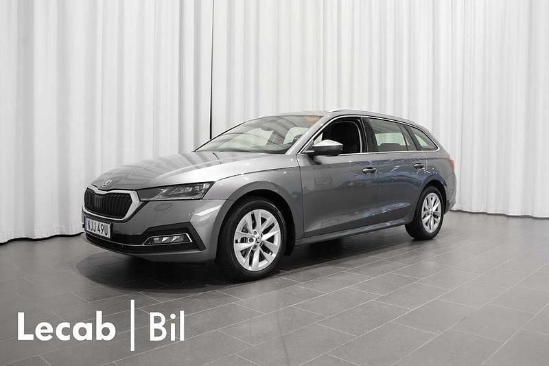 Grå (graphite grey metallic) Begagnad 2024 Skoda Octavia Kombi | 274 500 kr (Marknadspris) - Bild 1/4