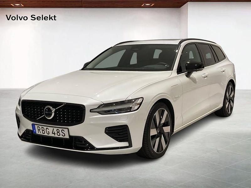 Vit Begagnad 2025 Volvo V60 Ultra Kombi | 499 000 kr - Bild 1/4
