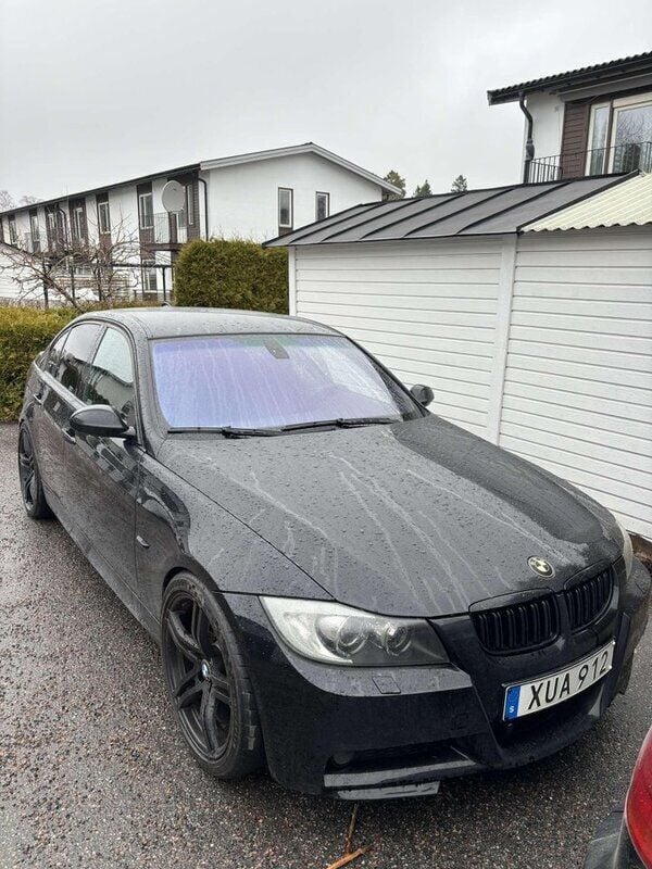Svart Begagnad 2006 BMW 330 Comfort Edition Sedan | 70 000 kr (Marknadspris) - Bild 1/4