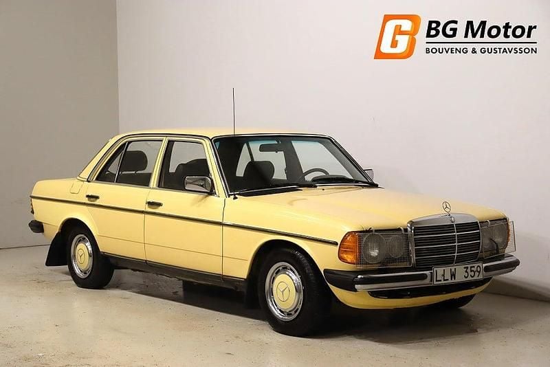 Gul Begagnad 1982 Mercedes 240 Sedan | 84 900 kr - Bild 1/4