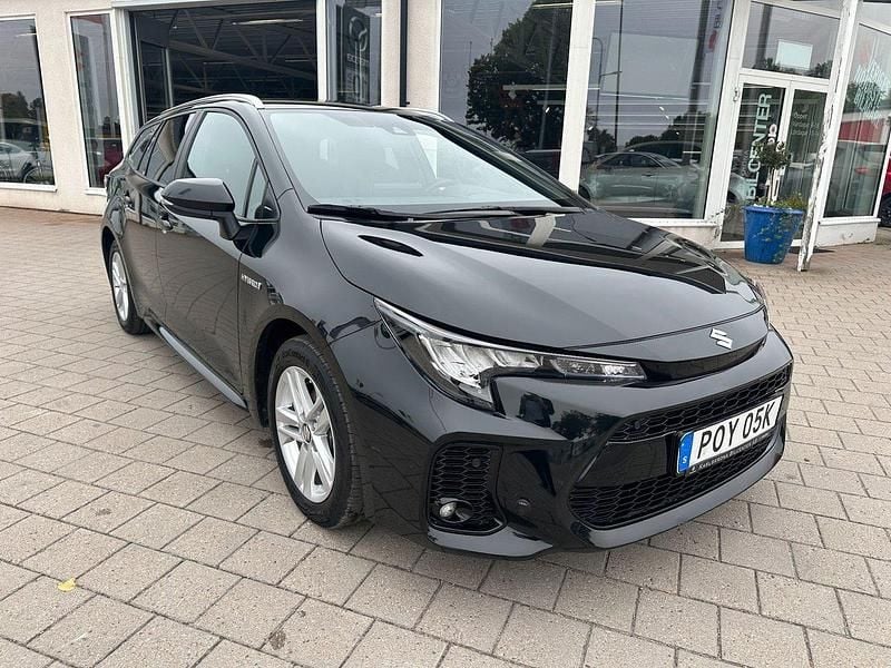 Svart Begagnad 2022 Suzuki Swace Kombi | 229 000 kr (Marknadspris) - Bild 1/4