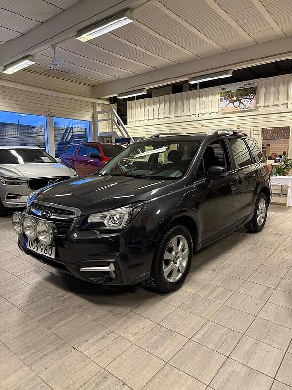 Grå Begagnad 2016 Subaru Forester SUV | 215 000 kr (Marknadspris) - Bild 1/4