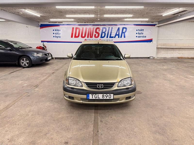 Ljusgul Begagnad 2001 Toyota Avensis Sedan | 34 999 kr (Lite dyr) - Bild 1/4