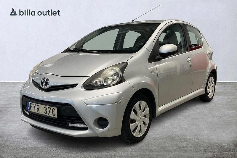 Silver Begagnad 2013 Toyota Aygo Halvkombi | 25 000 kr (Superpris) - Bild 1/4