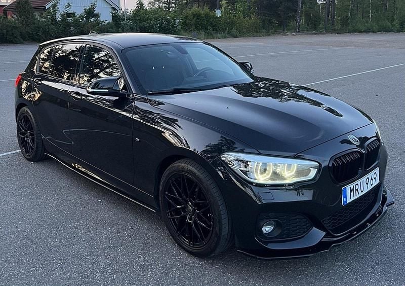 Svart Begagnad 2017 BMW 118 M Sport Halvkombi | 190 000 kr (Dyr) - Bild 1/4