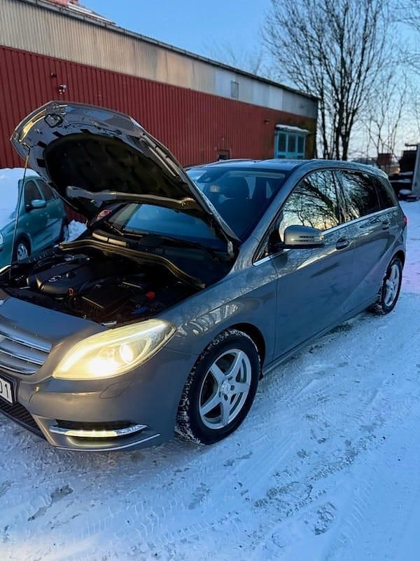 Begagnad Mercedes B200 136 HK (100 kW) 2013 Minibuss