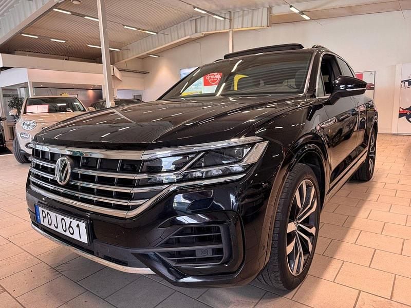 Svart Begagnad 2018 VW Touareg R-line SUV | 439 900 kr (Superpris) - Bild 1/4