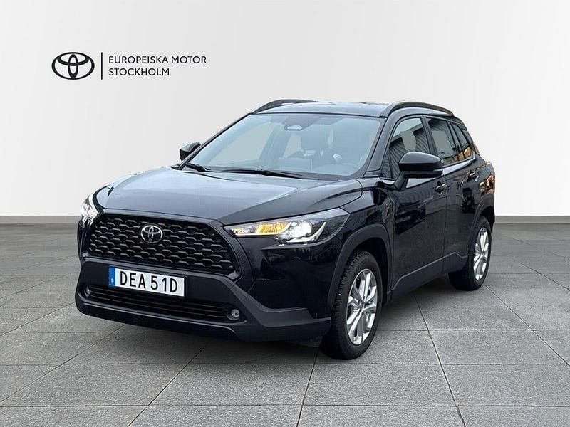 Svart Begagnad 2025 Toyota Corolla Cross Active SUV | 349 900 kr (Marknadspris) - Bild 1/4