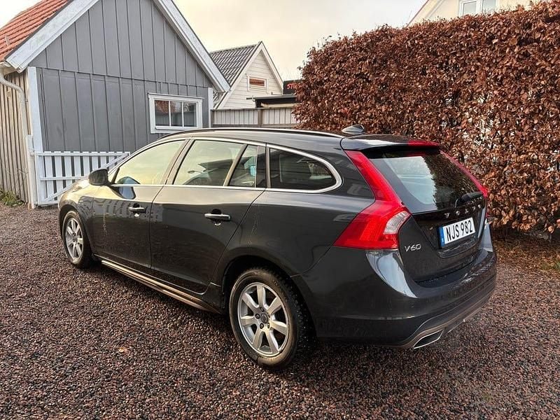 Grå metallic Begagnad 2014 Volvo V60 Kombi | 135 000 kr (Marknadspris) - Bild 1/4