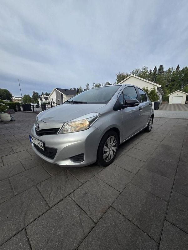 Silver Begagnad 2012 Toyota Yaris Life Halvkombi | 64 000 kr (Marknadspris) - Bild 1/4