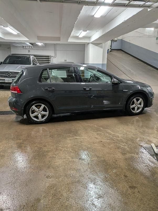Begagnad 2018 VW e-Golf Halvkombi | 144 000 kr (Superpris) - Bild 1/4