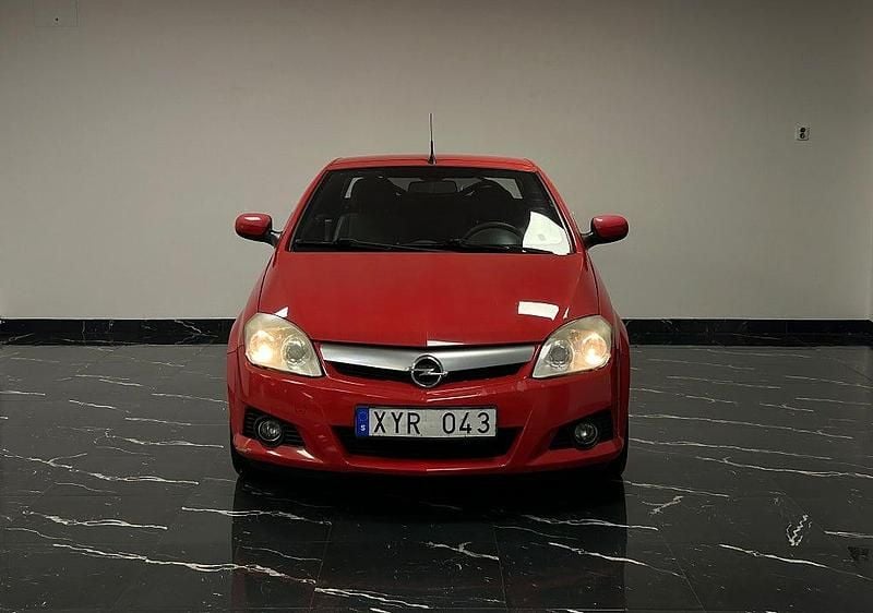 Begagnad Opel Tigra 90 HK (66 kW) 2006 Röd Cab