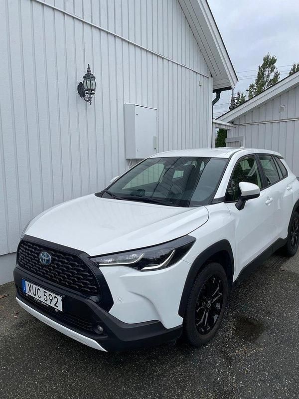 Vit Begagnad 2024 Toyota Corolla Cross SUV | 338 888 kr (Marknadspris) - Bild 1/3