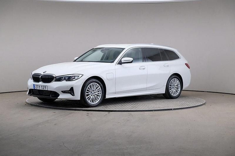 Vit Begagnad 2021 BMW 330e Sport Line Kombi | 259 000 kr (Bra pris) - Bild 1/4