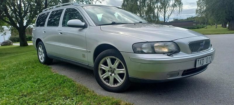 Grå Begagnad 2002 Volvo V70 Kombi | 32 000 kr (Marknadspris) - Bild 1/4