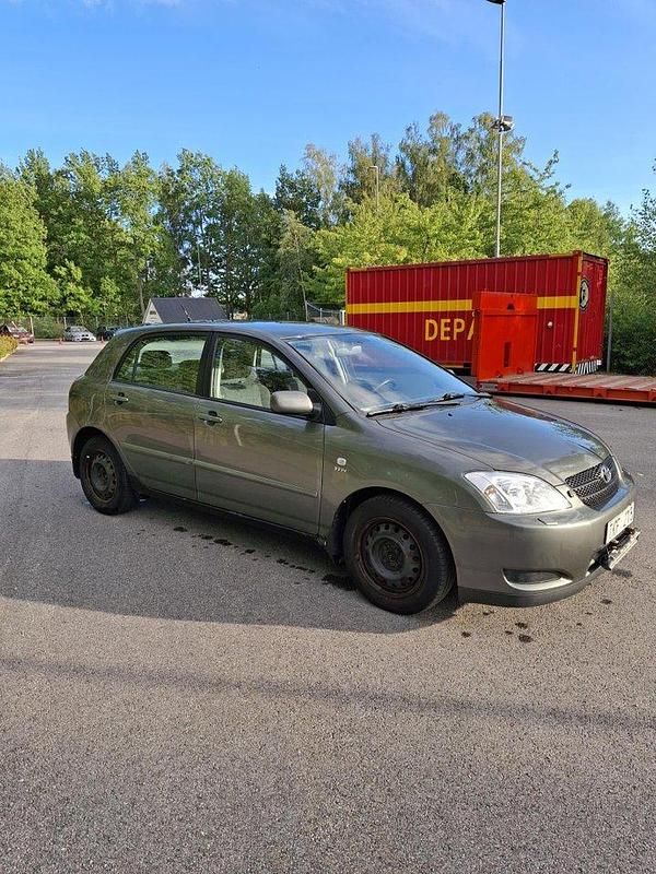 Grå Begagnad 2002 Toyota Corolla Halvkombi | 15 000 kr (Superpris) - Bild 1/4
