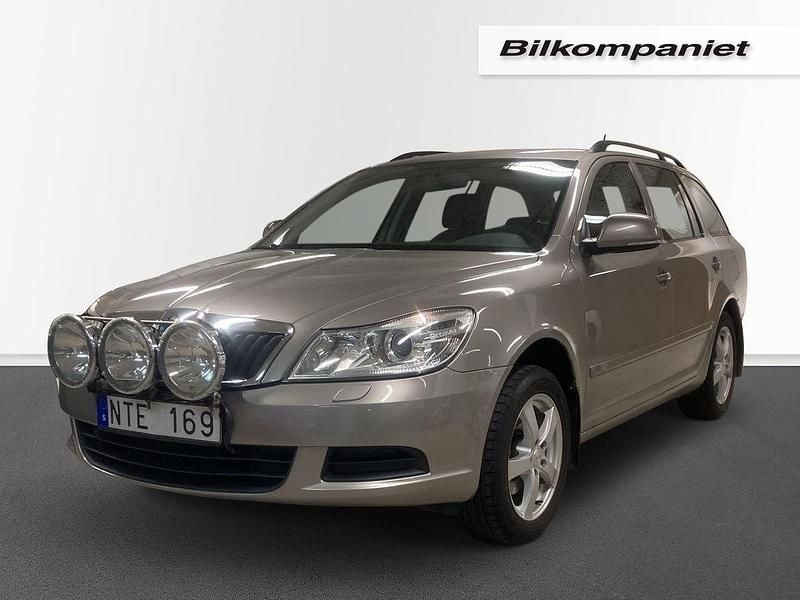 Ljusbrun (brun) Begagnad 2011 Skoda Octavia Kombi | 59 000 kr (Bra pris) - Bild 1/4