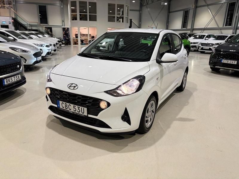 Vit Begagnad 2021 Hyundai i10 Essential Halvkombi | 139 500 kr (Marknadspris) - Bild 1/4