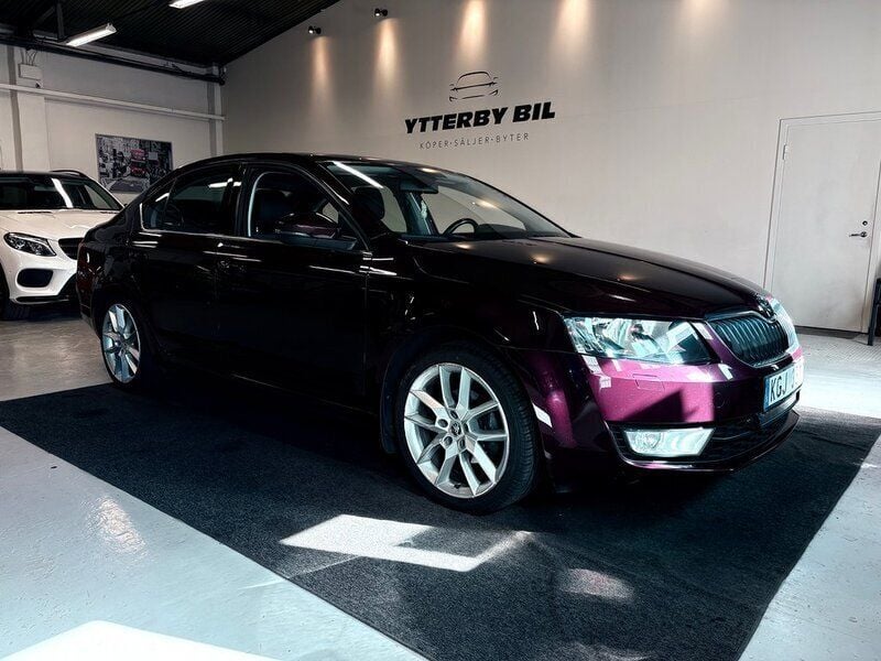 Mörkröd (röd) Begagnad 2013 Skoda Octavia Ambition Halvkombi | 94 900 kr (Lite dyr) - Bild 1/4