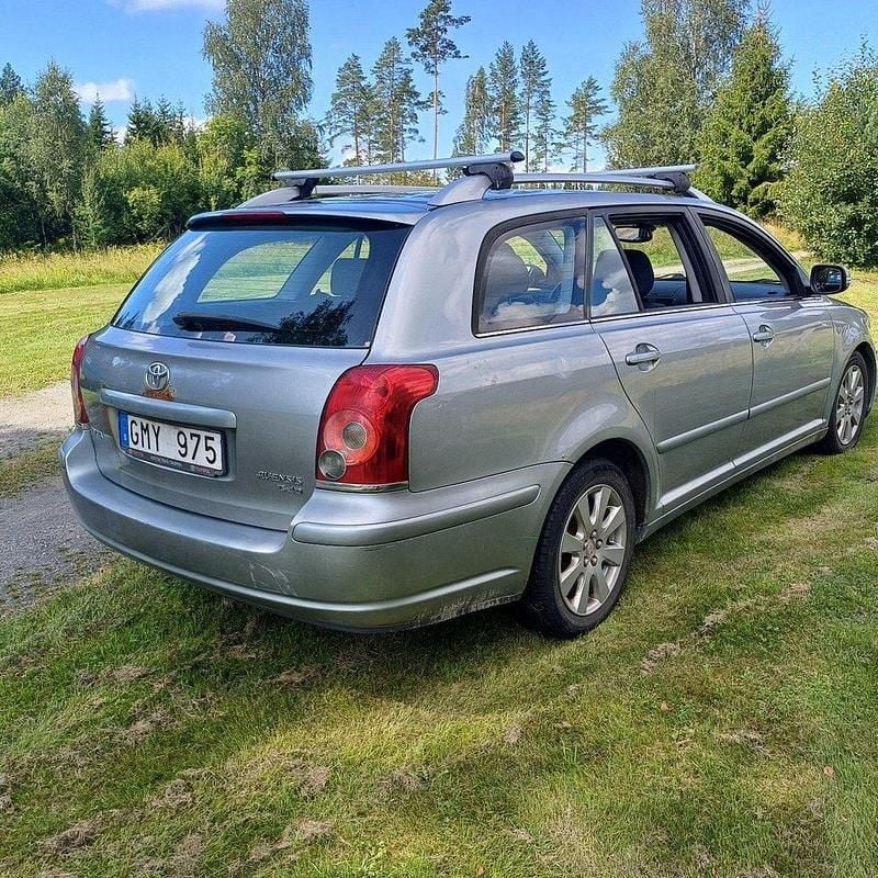 Grå Begagnad 2007 Toyota Avensis Kombi | 14 000 kr (Marknadspris) - Bild 1/4