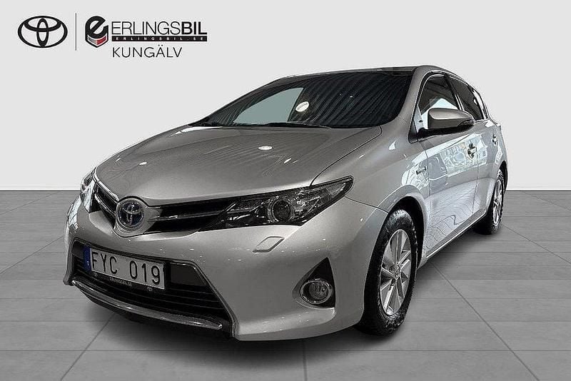 Silver Begagnad 2013 Toyota Auris Hybrid Active Halvkombi | 119 900 kr (Marknadspris) - Bild 1/4