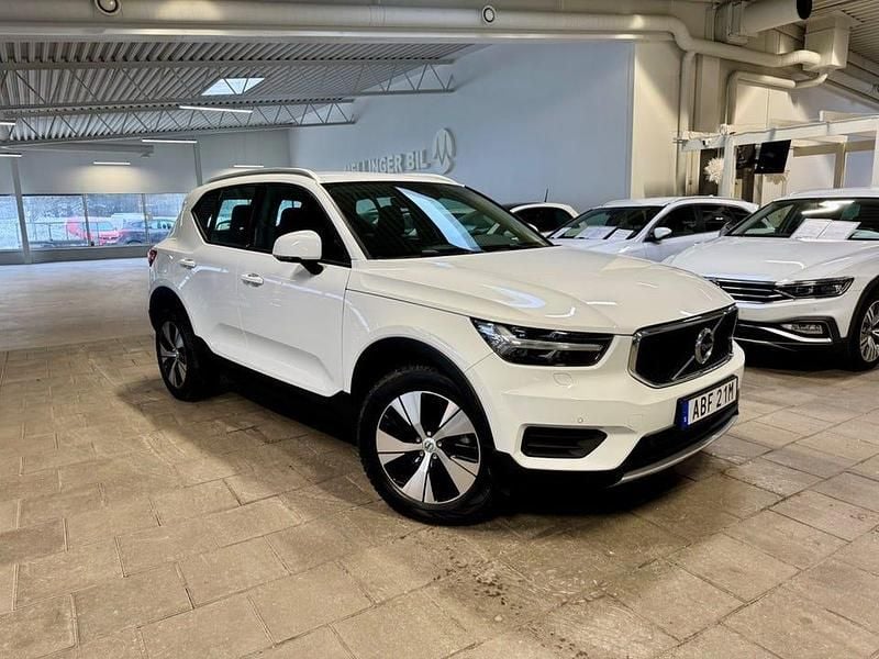 Vit Begagnad 2021 Volvo XC40 Momentum SUV | 368 500 kr (Marknadspris) - Bild 1/4