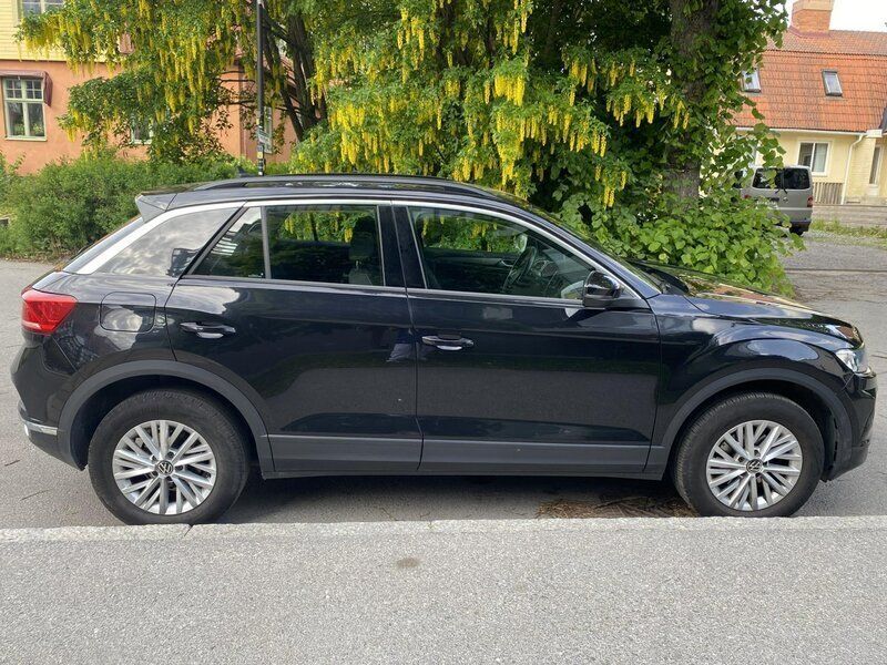 Svart Begagnad 2021 VW T-Roc SUV | 239 000 kr (Marknadspris) - Bild 1/4