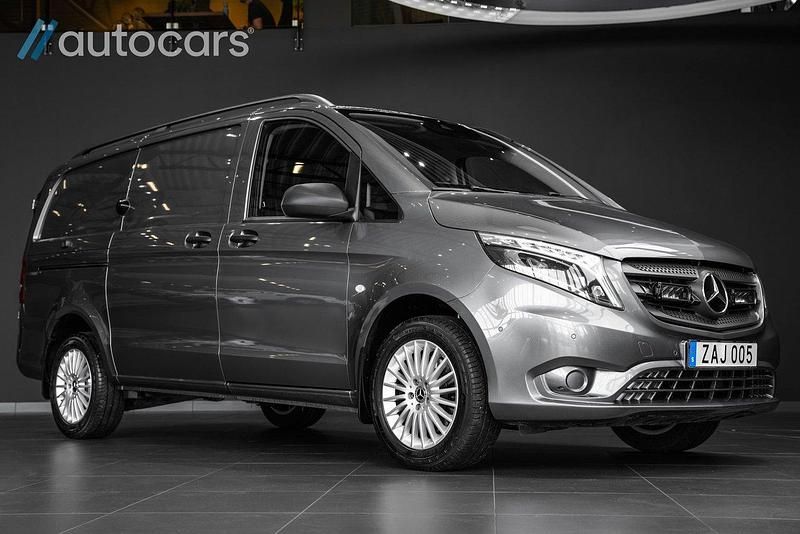Grå Begagnad 2020 Mercedes Vito Minibuss | 398 750 kr (Dyr) - Bild 1/4