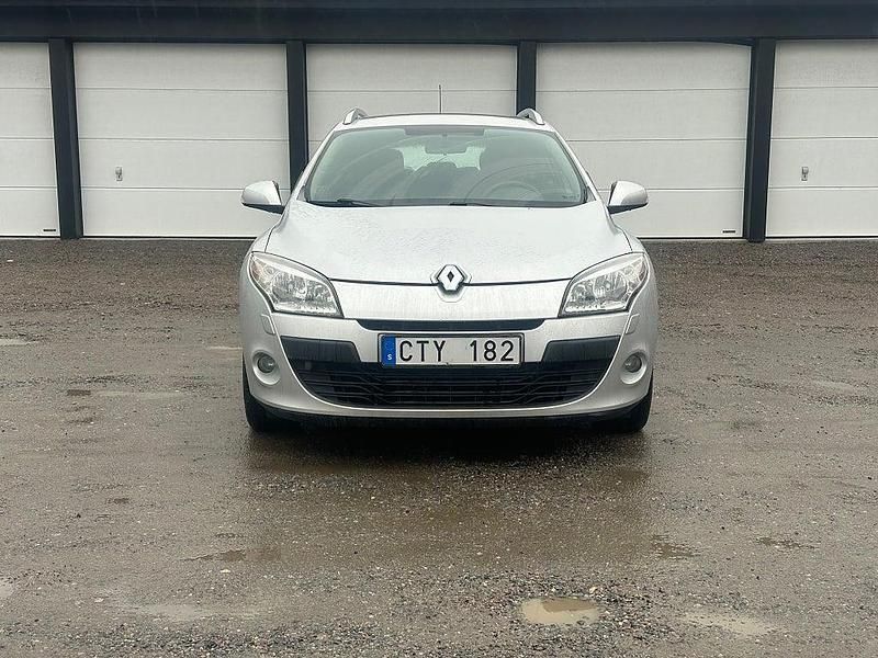 Silver Begagnad 2011 Renault Mégane GrandTour Kombi | 42 900 kr (Marknadspris) - Bild 1/4