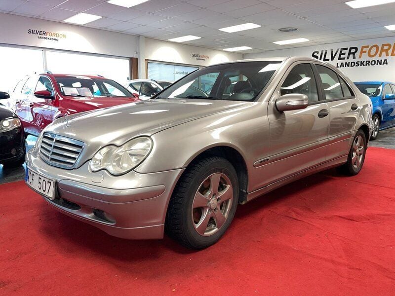 Silver Begagnad 2004 Mercedes C180 Sedan | 39 900 kr (Marknadspris) - Bild 1/4