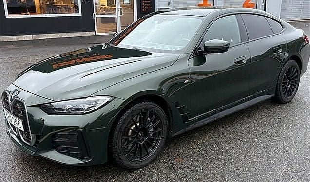 Grön Begagnad 2022 BMW i4 M Sport Sedan | 419 500 kr (Marknadspris) - Bild 1/1