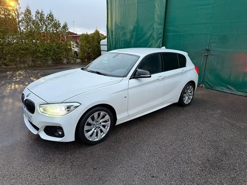 Begagnad 2016 BMW 118 M Sport Halvkombi | 145 000 kr (Marknadspris) - Bild 1/4
