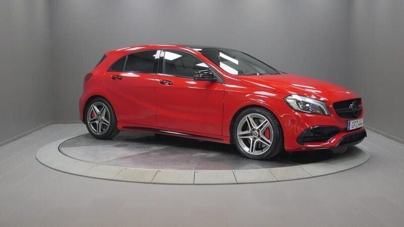 Röd Begagnad 2017 Mercedes A45 AMG AMG Halvkombi | 299 000 kr (Marknadspris) - Bild 1/4