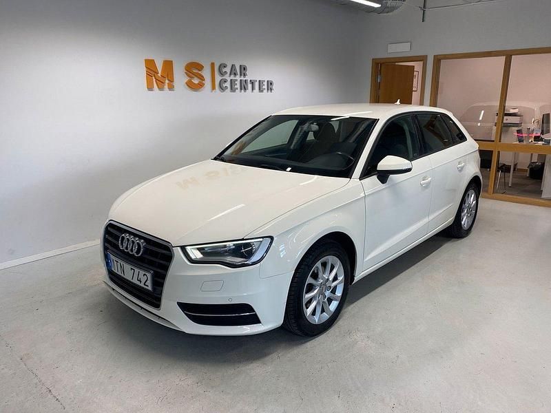 Vit Begagnad 2013 Audi A3 Sportback Attraction Halvkombi | 129 800 kr (Lite dyr) - Bild 1/4