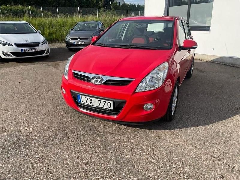 Röd Begagnad 2011 Hyundai i20 Halvkombi | 44 900 kr (Marknadspris) - Bild 1/4