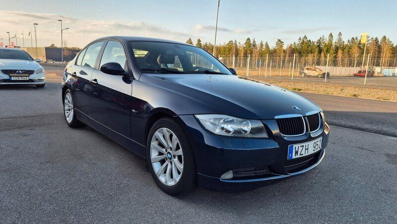 Blå Begagnad 2005 BMW 320 Advantage Sedan | 39 900 kr (Marknadspris) - Bild 1/4