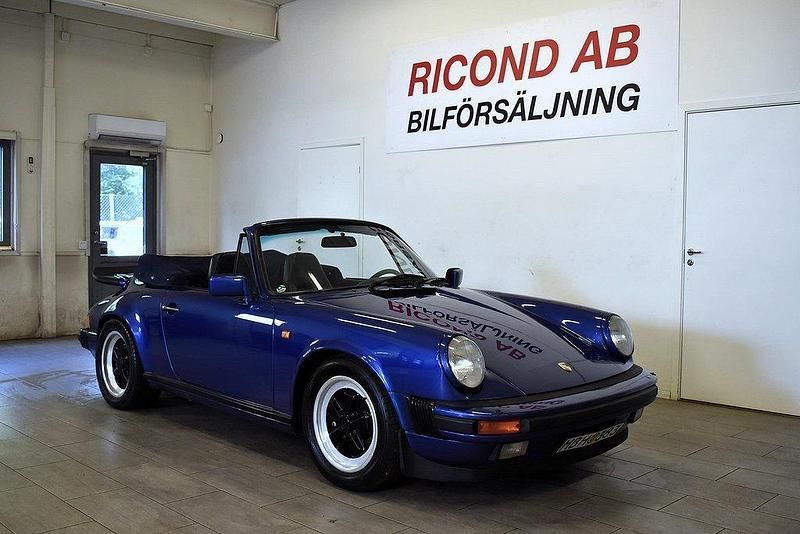 Mörkblå Begagnad 1984 Porsche 911 Carrera Cab | 579 900 kr - Bild 1/4