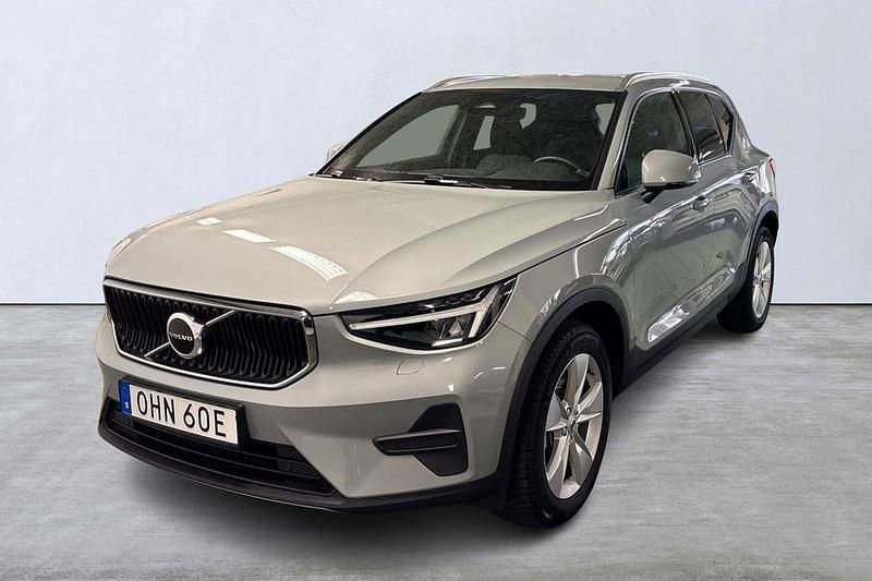 Grå Begagnad 2024 Volvo XC40 Core SUV | 349 900 kr (Marknadspris) - Bild 1/4