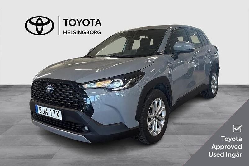 Grå Begagnad 2022 Toyota Corolla Cross Active SUV | 339 900 kr (Bra pris) - Bild 1/4