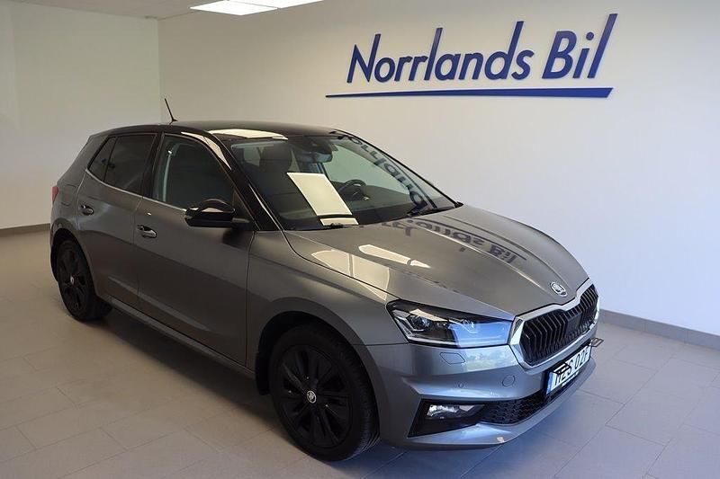 Grå (graphite grey metallic bl) Begagnad 2022 Skoda Fabia Halvkombi | 209 000 kr (Marknadspris) - Bild 1/4