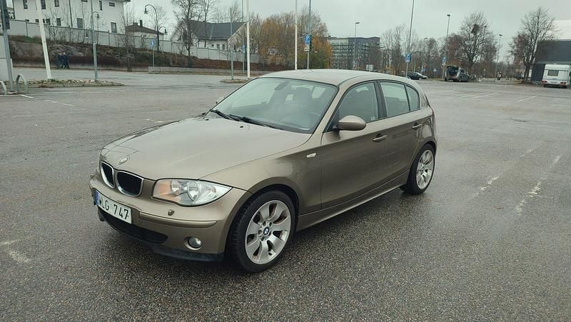 Brun Begagnad 2005 BMW 116 Advantage Halvkombi | 27 000 kr (Bra pris) - Bild 1/4